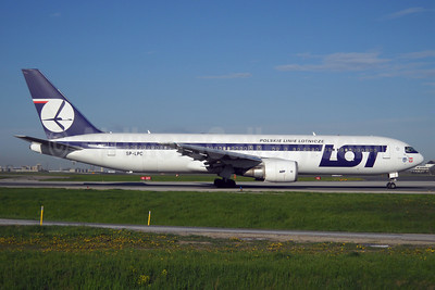 vé máy bay Lot Polish Airlines