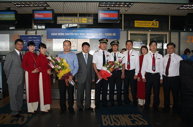 Lãnh đạo Vietnam Airlines cùng phi hành đoàn trong ngày mở đường bay Hà Nội - Thành Đô - Ảnh: Vietnam Airlines cung cấp